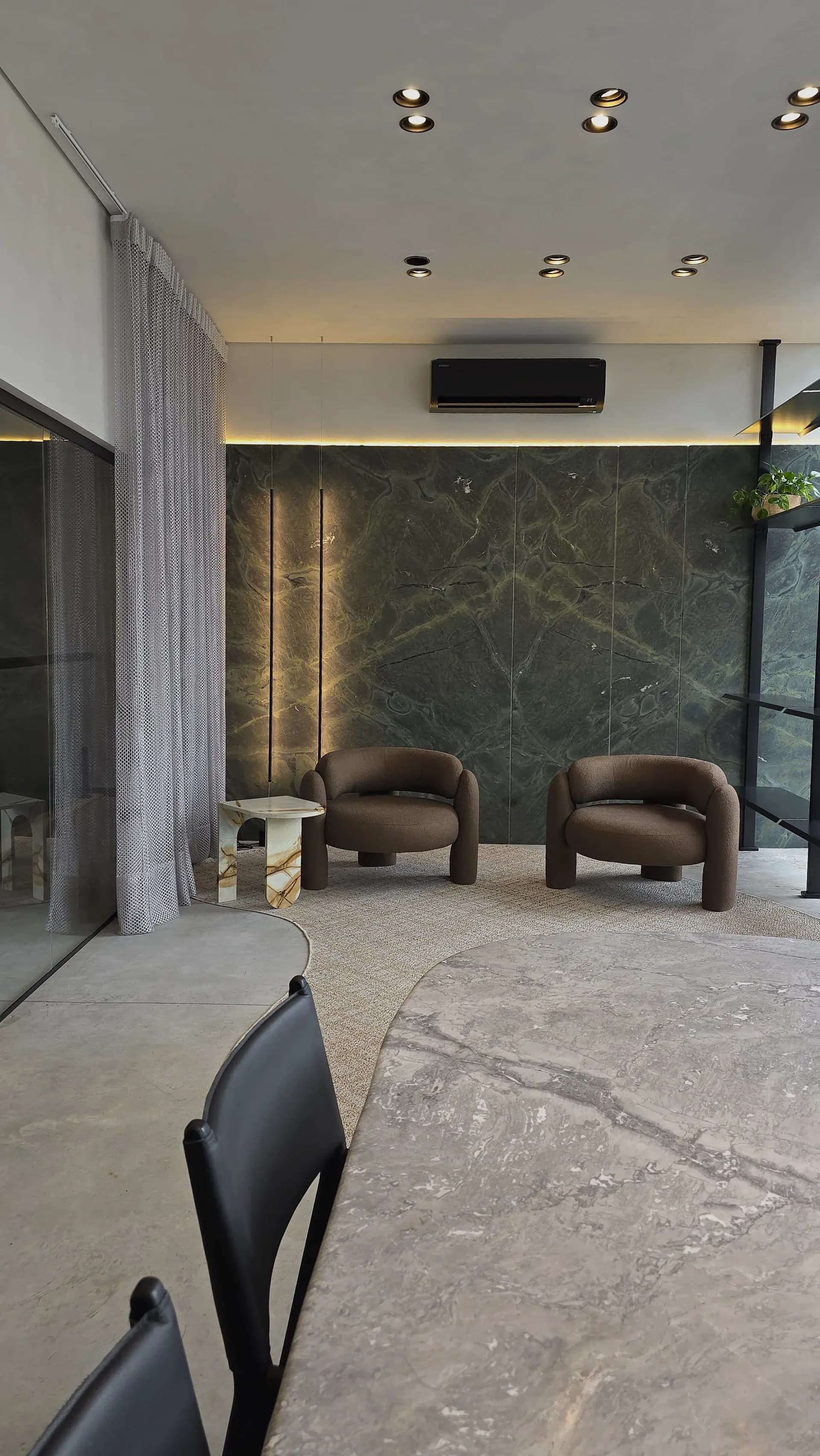 Interior do showroom Bravá Mármores