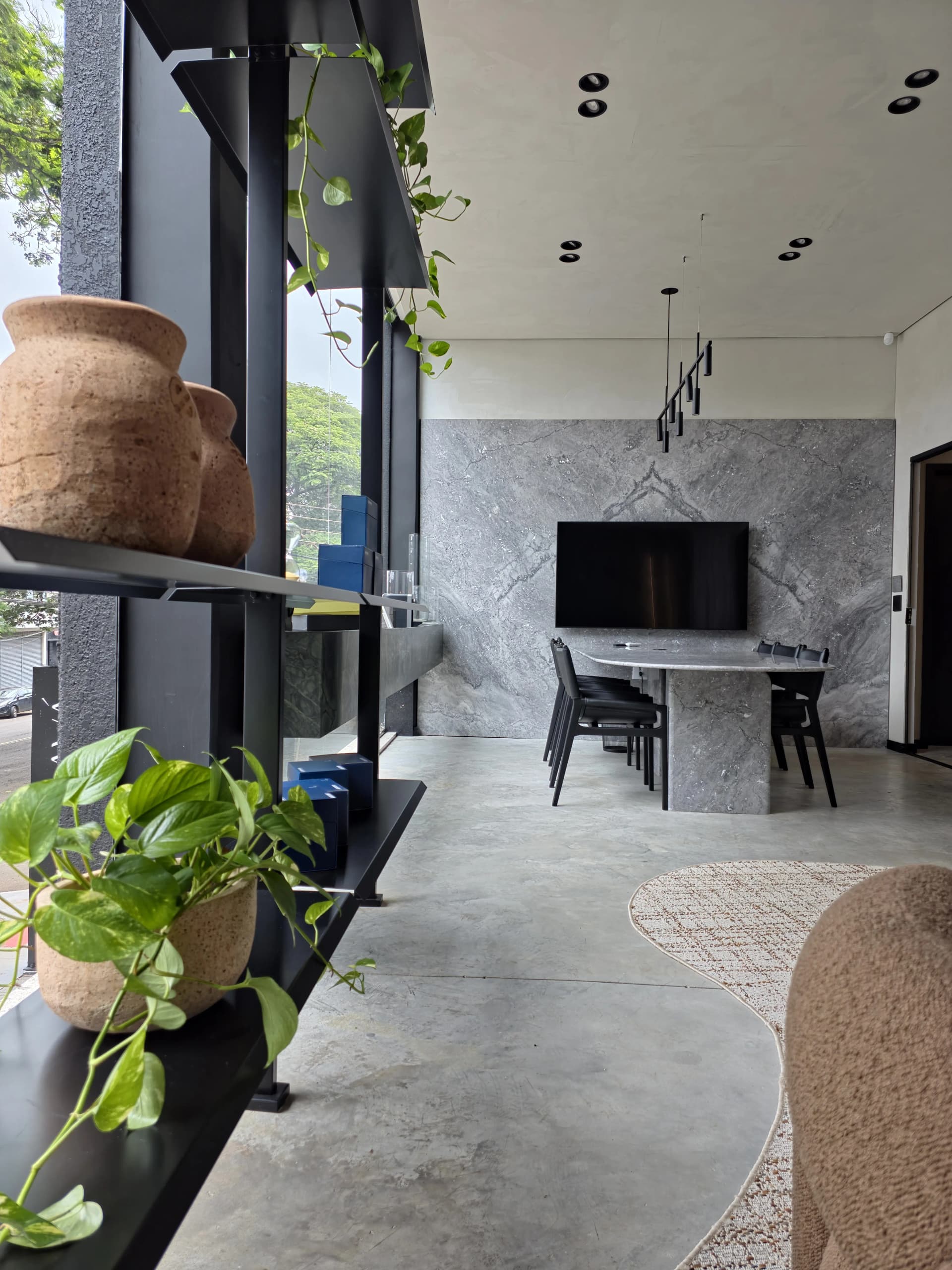 Arquiteto atendendo cliente no showroom Bravá